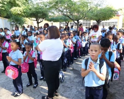 ADP alerta: solo 900 escuelas tienen uniformes y 10% de estudiantes recibe textos escolares