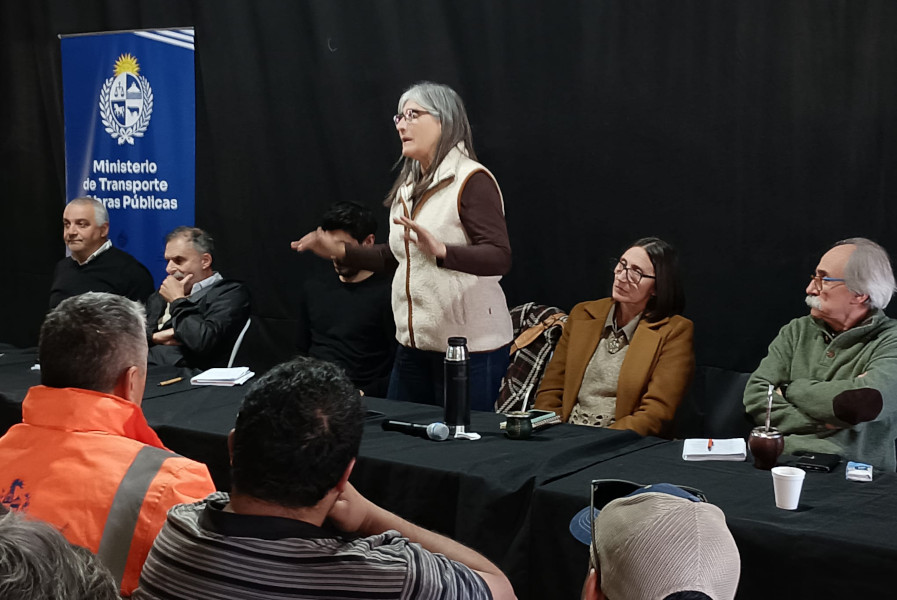 APPROVES MADE TO THE MINISTER LUCÍA ETCHEVERRY IN NUEVA PALMIRA