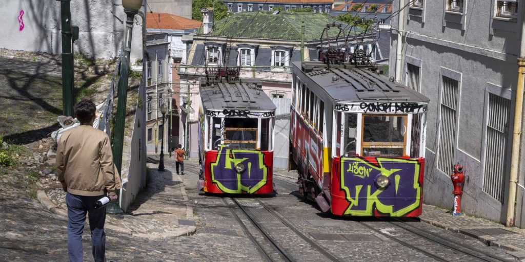 Accident with cable car in Lisbon leaves 15 dead