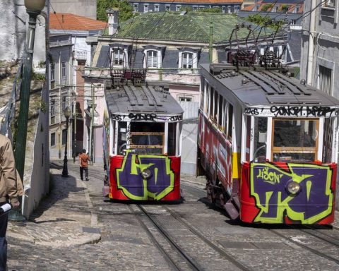Accident with cable car in Lisbon leaves 15 dead