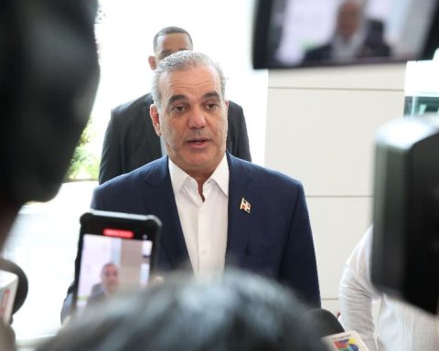 Mandatario lamenta situación apagones, asegura se solucionará