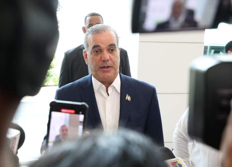 Mandatario lamenta situación apagones, asegura se solucionará