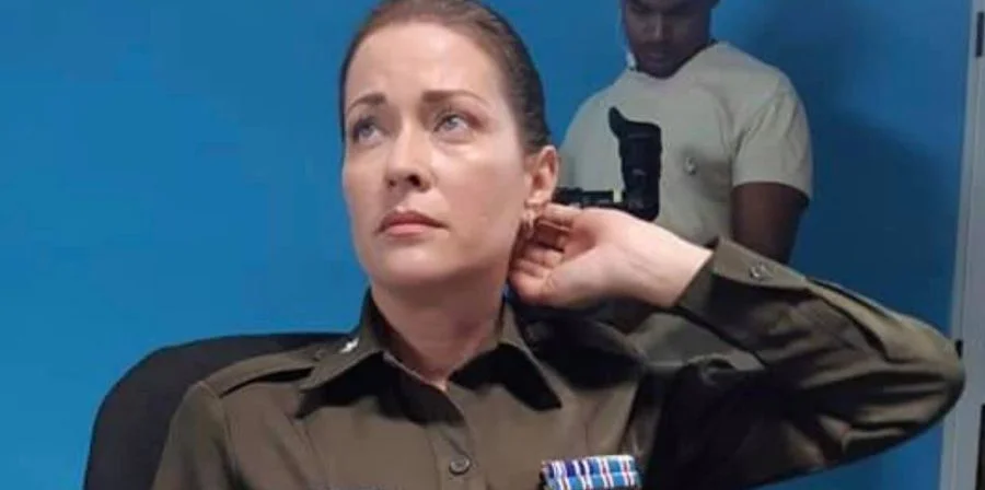 La actriz cubana Maikel Amelia Reyes Fernández interpreta al personaje de la mayor Lucía en 'Tras la huella'