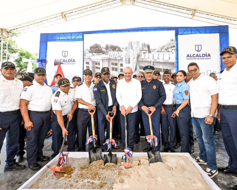 Tras  más 15 años de abandono, alcalde de Santiago reinicia trabajos de la Estación de Bomberos