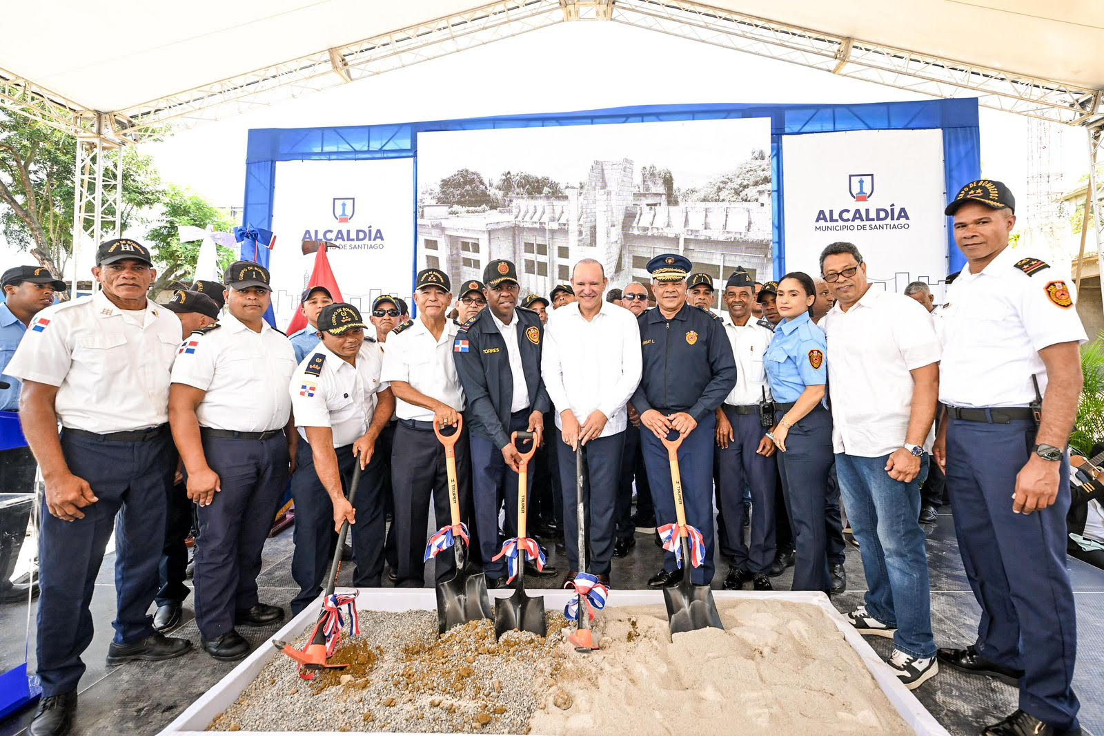 Tras  más 15 años de abandono, alcalde de Santiago reinicia trabajos de la Estación de Bomberos