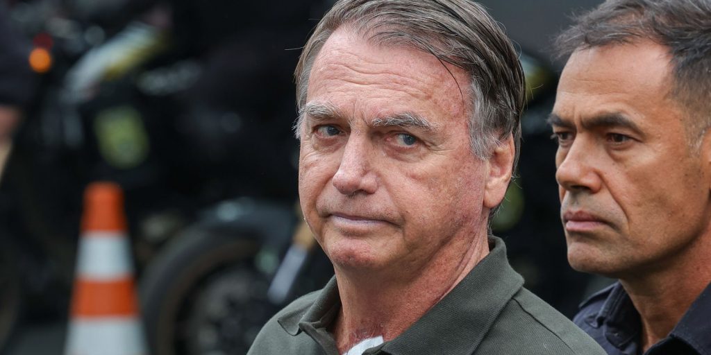 After removing skin injuries, Bolsonaro returns to house arrest