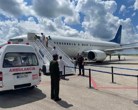 Imagen de archivo de la llegada al aeropuerto de La Habana de migrantes irregulares cubanos devueltos por Estados Unidos. Foto: UsembCuba / Archivo.