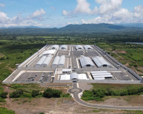 El Centro de Confinamiento del Terrorismo (Cecot) en El Salvador, destino de inmigrantes acusados por EEUU de ser miembros del Tren de Aragua. Foto:  EFE/ Rodrigo Sura.