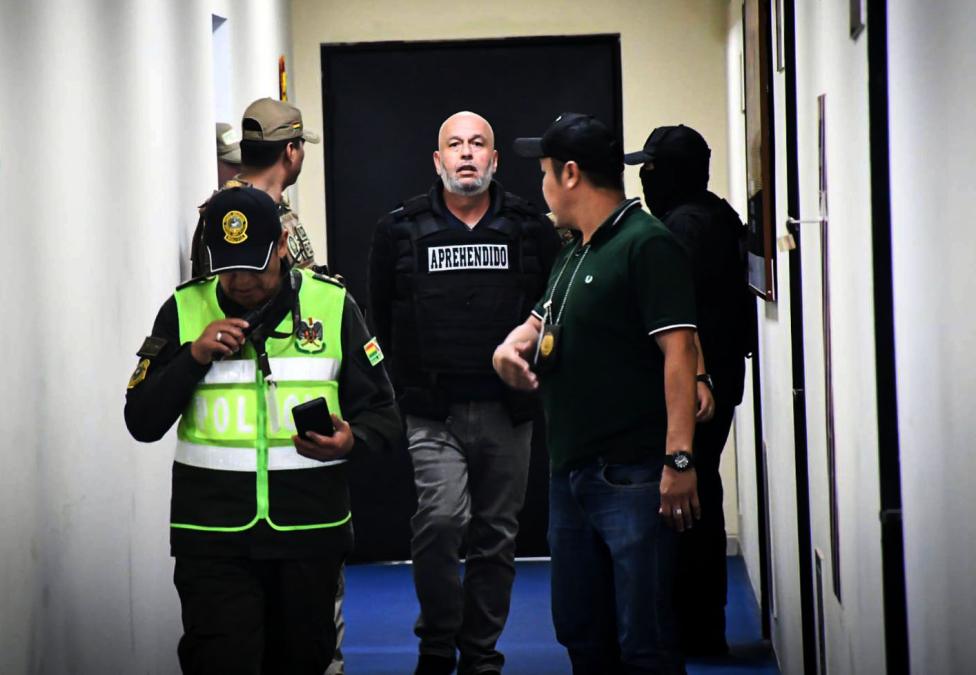 Arturo Murillo is transferred from Santa Cruz to La Paz