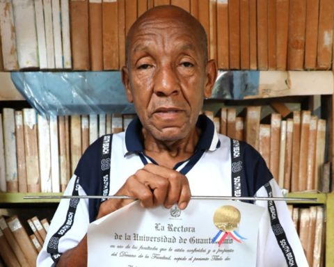 At 69, Guantanamo retired worker obtains university degree in mathematics