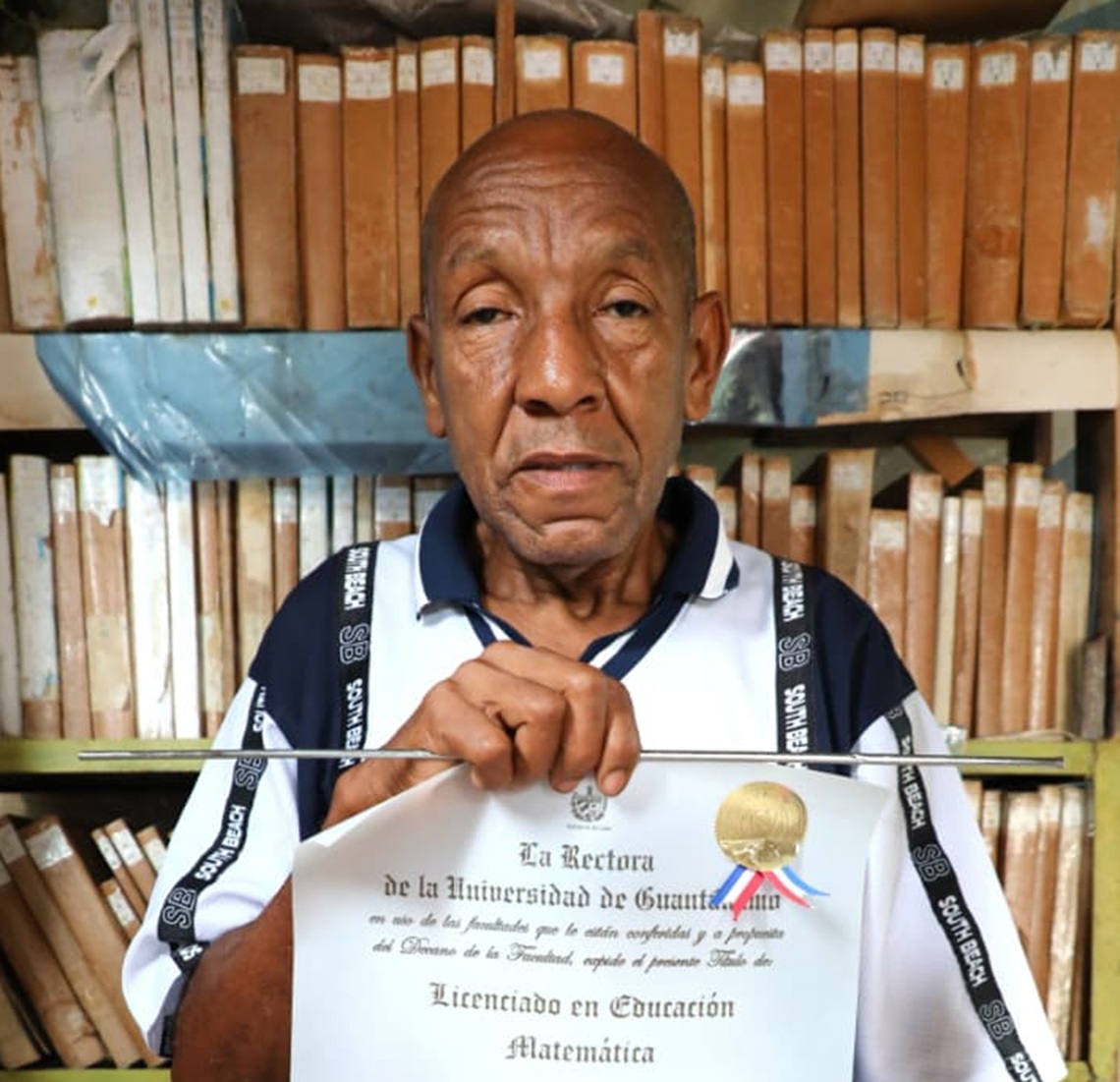 At 69, Guantanamo retired worker obtains university degree in mathematics