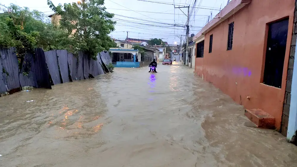 Al menos 2,555 personas desplazadas y 243 acueductos afectados por recientes lluvias
