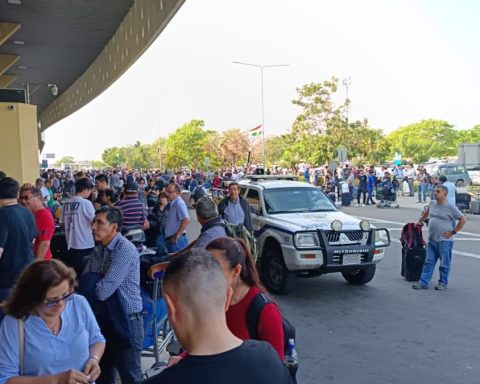 Attention is resumed at Viru Viru International Airport after controlling fire