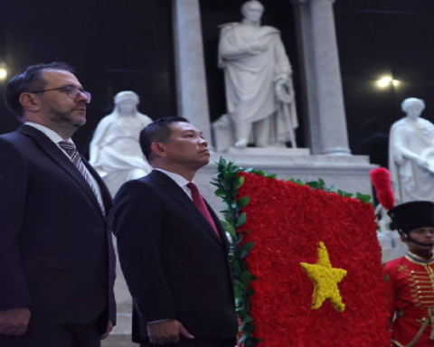 Ofrenda floral en el Panteón rememora 80 años de independencia de Vietnam
