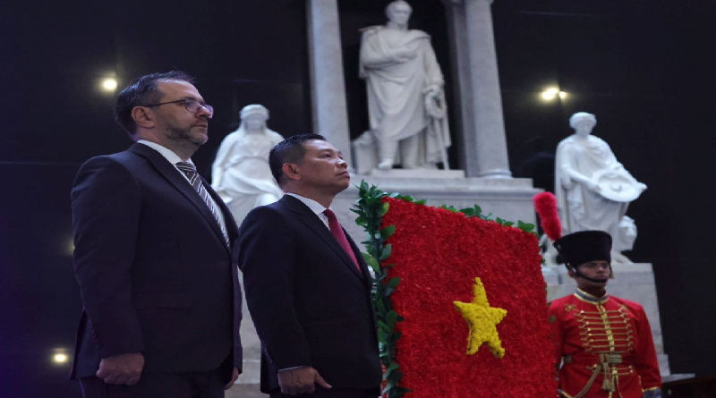 Ofrenda floral en el Panteón rememora 80 años de independencia de Vietnam