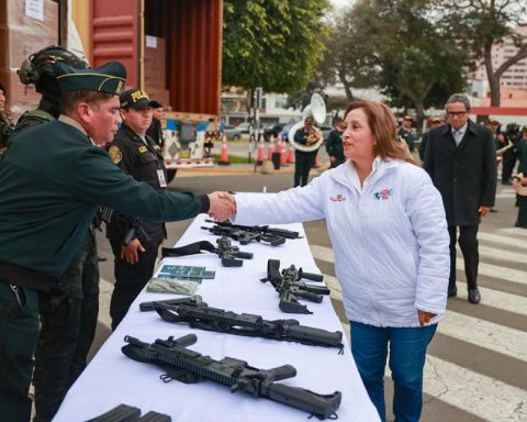 BOLUARTE DELIVERY LOT OF RIILES TO THE PNP to face organized crime