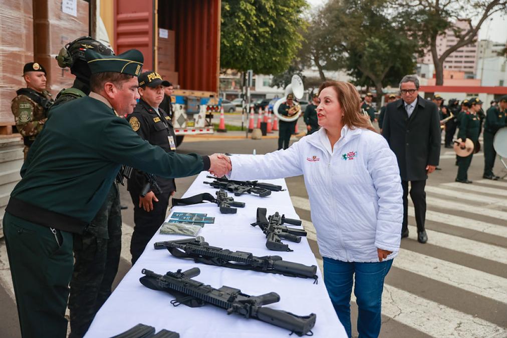 BOLUARTE DELIVERY LOT OF RIILES TO THE PNP to face organized crime