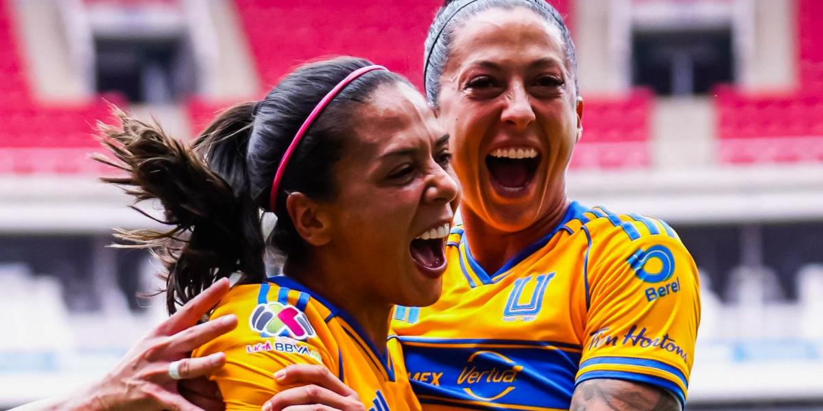 Beautiful Jenni and Tigers intimidate the leader