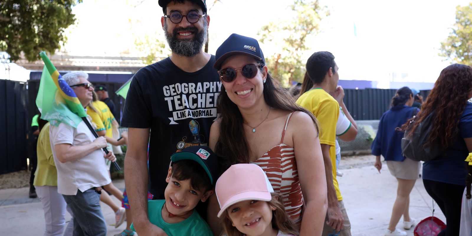 Brazilians celebrate sovereignty; Curupira and Zé Gotinha paraded