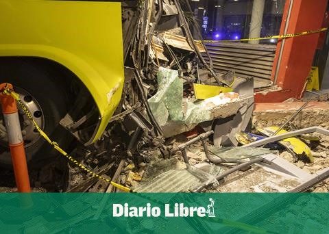 Bus that Chocó Metro station also hit a vehicle