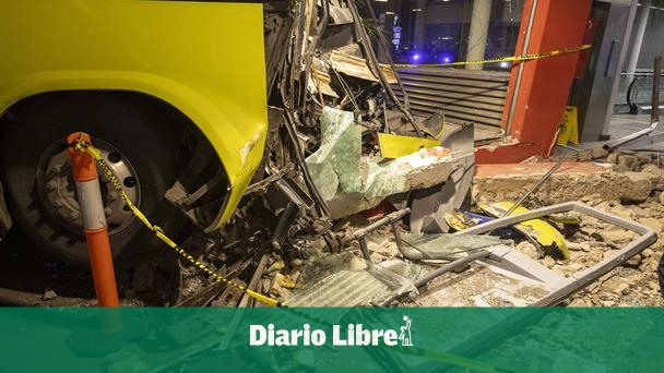 Bus that Chocó Metro station also hit a vehicle