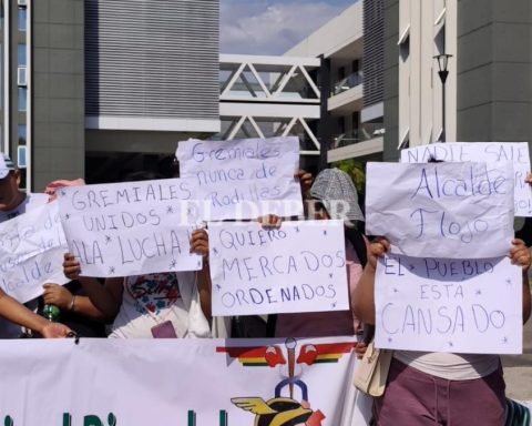 CROSSORA CAPITAL: Mayor's Office undertakes to review the Municipal Market Administration Regulations