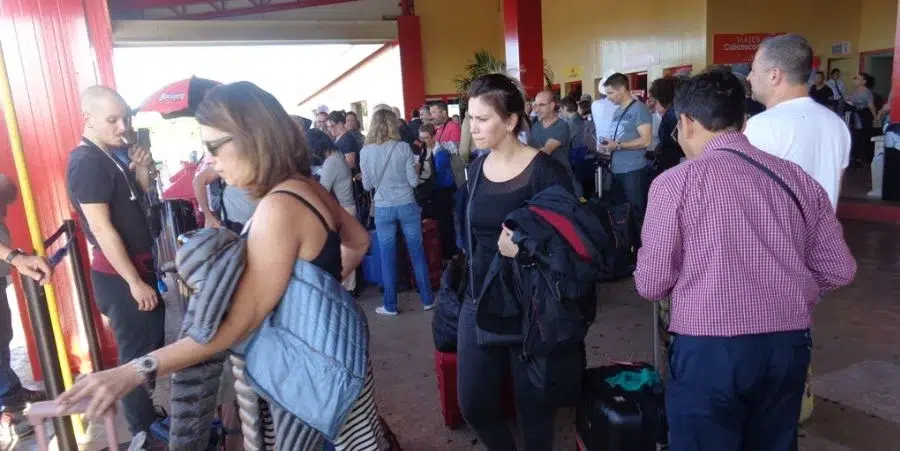 Turistas arribando a Cuba