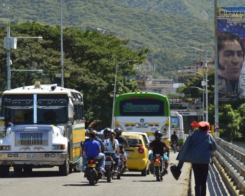 Cargo and passenger transport can circulate "freely" By Venezuela and Colombia