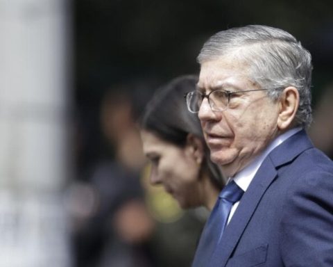 César Gaviria publishes 'Entrelazados', book of his memoirs in which he tells details of the magnicide of Galán