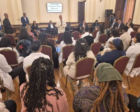 Chancellor in the US: Meeting with resident Cubans, and Americans who studied medicine in Cuba