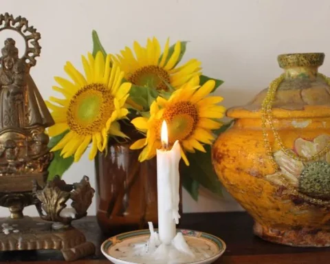 Altar dedica a la Virgen de La Caridad y a Oshún en la casa de un santero consagrado en la Regla de Ocha