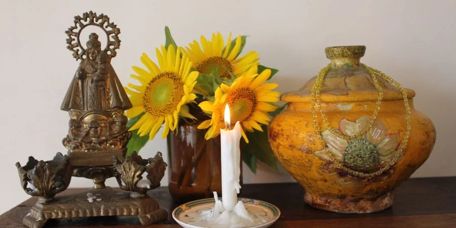Altar dedica a la Virgen de La Caridad y a Oshún en la casa de un santero consagrado en la Regla de Ocha