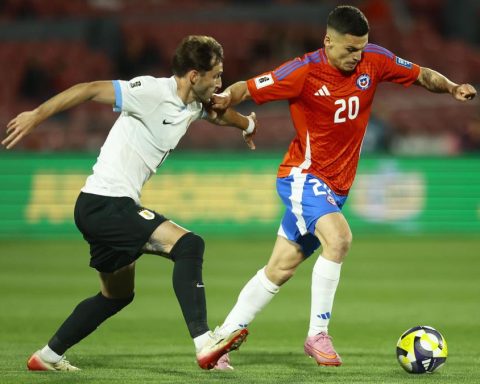 Chile ties 0-0 and is last; Uruguay assures world