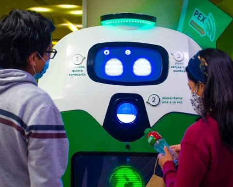 Circular economy in action: Peruvian startups recycle 500 thousand bottles with free robots and internet