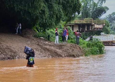 Community pays up to 500 for crossing the Ozama River, in Yamasá