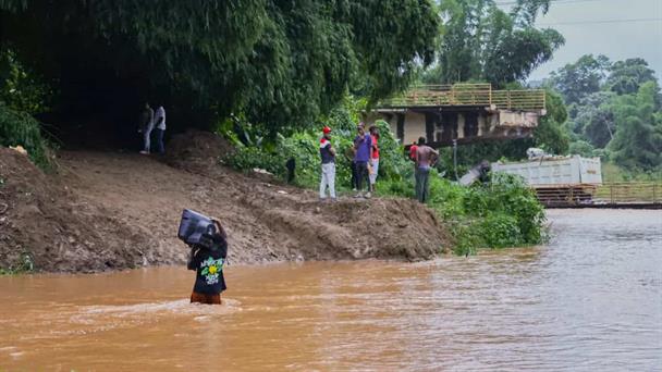 Community pays up to 500 for crossing the Ozama River, in Yamasá