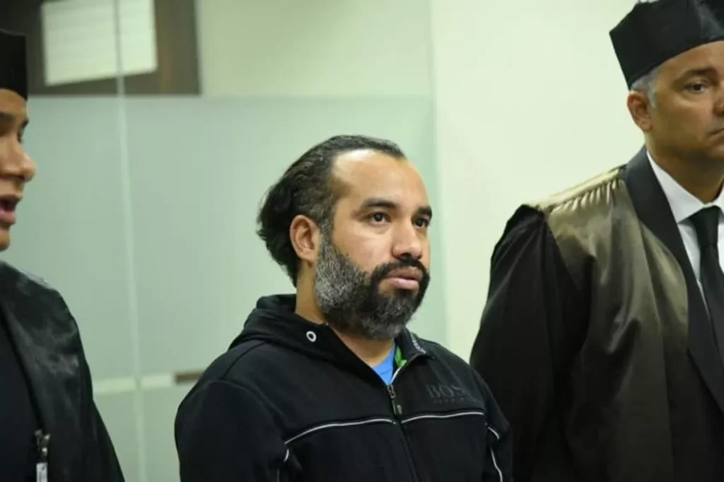 Condemned in the US, linked to "the abuser", he is in the country