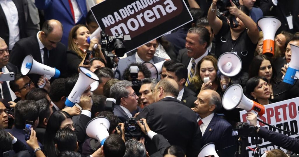 Confrontations, screams and mermaids illustrate restart in the Congress of the Union