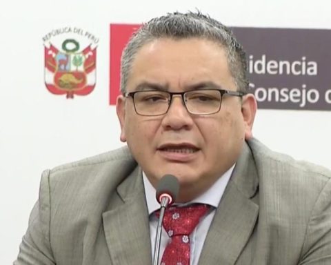 Congress obtains signatures to present a motion of censure against Santiváñez