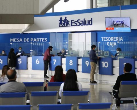 Congressman Elvis Vergara requests to create a commission to investigate Essalud