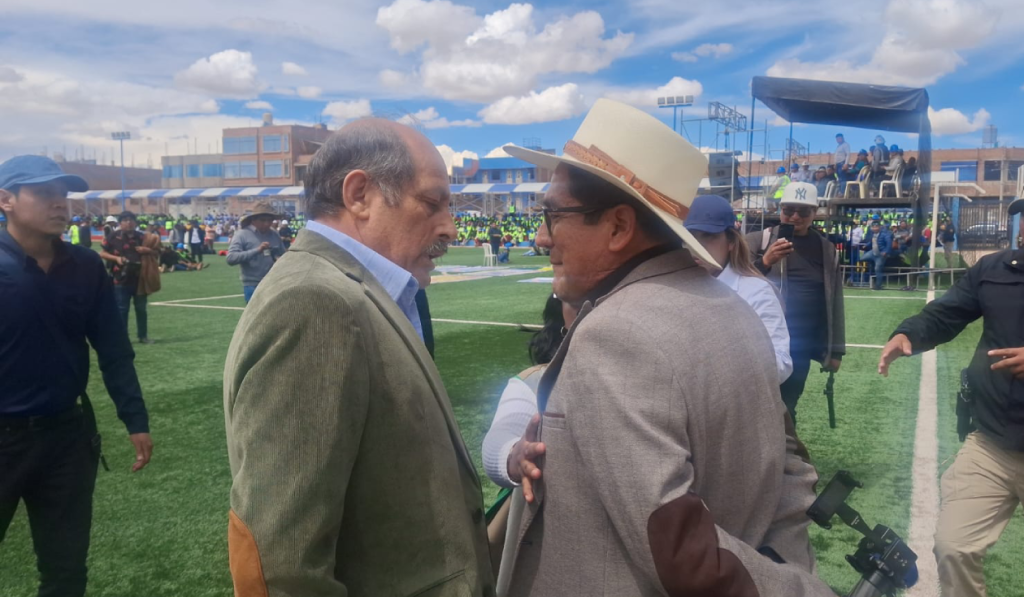 Congressman Héctor Valer spits and insults Puno's journalist who rebuked him for terrocking protesters