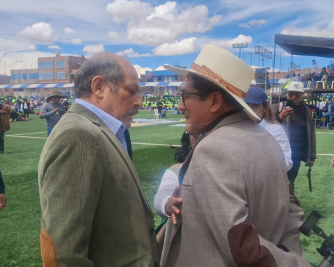 Congressman Héctor Valer spits and insults Puno's journalist who rebuked him for terrocking protesters