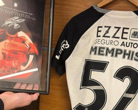 Corinthians tributes Memphis Depay
