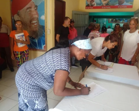 Cuba begins the collection day of signatures in support of Venezuela
