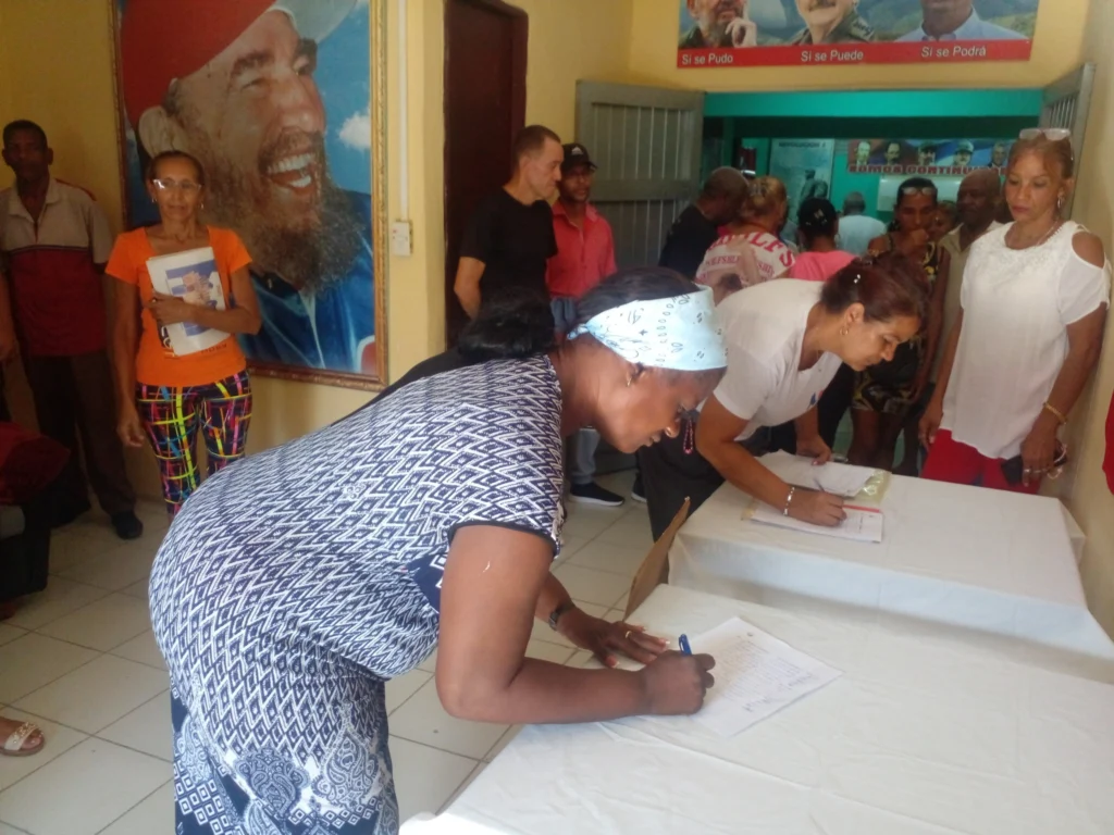 Cuba begins the collection day of signatures in support of Venezuela