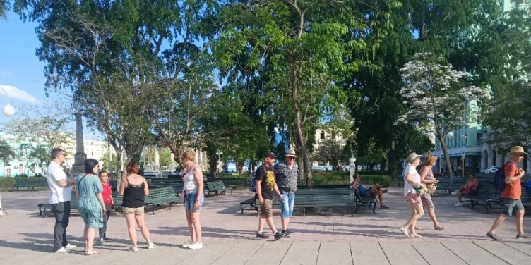 Turistas en el parque Vidal, de Santa Clara