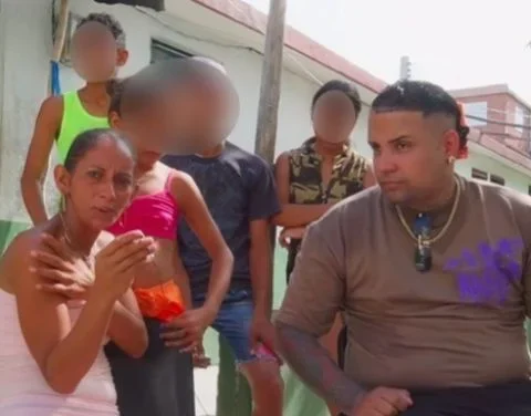 La familia que recibió una nueva casa y el influencer Luis Suárez