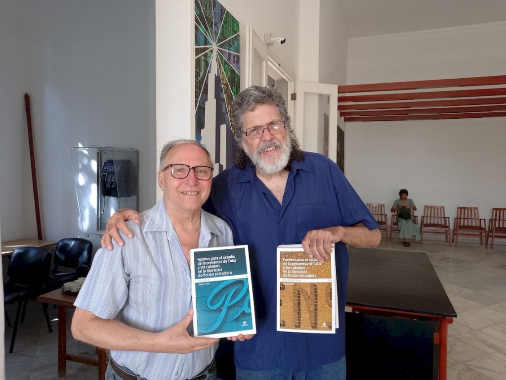 Cuban researcher and collector Emilio Cueto donates his most recent books to the house of the Americas
