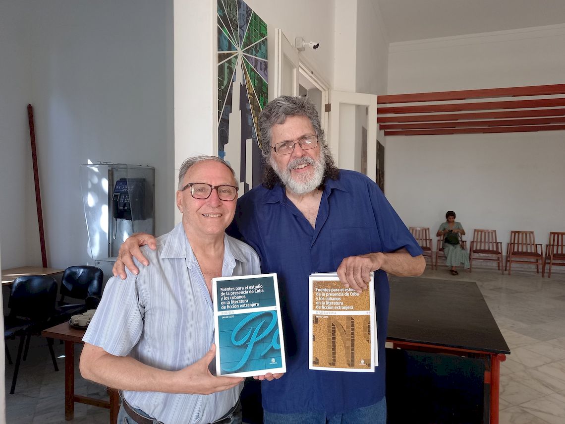 Cuban researcher and collector Emilio Cueto donates his most recent books to the house of the Americas