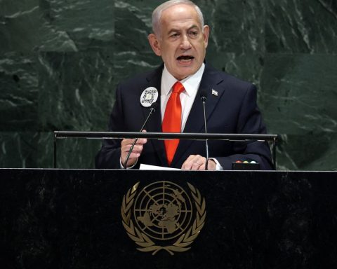 Delegations leave empty chairs during Netanyahu's speech on the UN